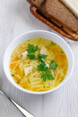 Bir kase tavuk çorbası, sebze ve erişte.