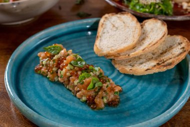Lezzetli tost, kızarmış ekmek, kızarmış ekmek ve krem peynirli çiğ et.