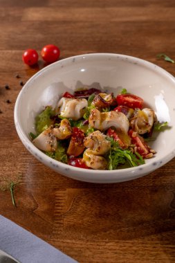 Kalamar ve sebzeli taze yaz salatası.