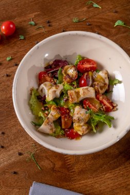 Kalamar ve sebzeli taze yaz salatası.