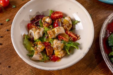 Kalamar ve sebzeli taze yaz salatası.