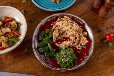 Lezzetli pişmiş yengeç, baharatlı sos ve chuka yosunu.