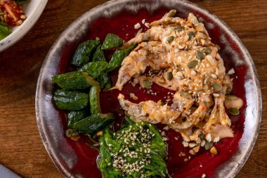 Lezzetli pişmiş yengeç, baharatlı sos ve chuka yosunu.