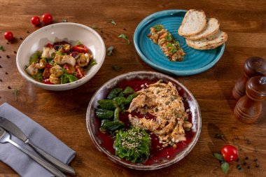 Yemekli bir masa, manzaralı. Deniz ürünleri..