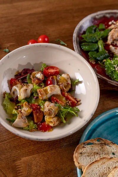 Kalamar ve sebzeli taze yaz salatası.