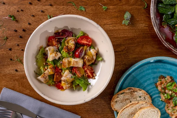 Kalamar ve sebzeli taze yaz salatası.