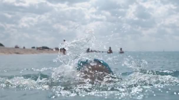 Enfant profiter des vacances d'été au bord de la mer. — Video