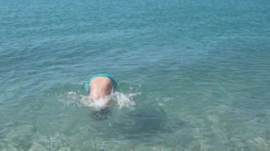 Çocuk deniz kenarında yaz tatilinin tadını çıkar..