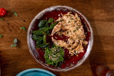 Lezzetli pişmiş yengeç, baharatlı sos ve chuka yosunu.