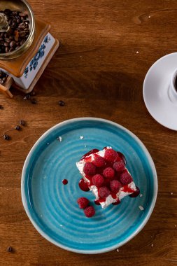 Ahududu reçelli ev yapımı kek..