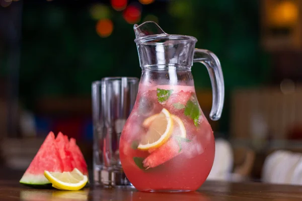 Masada doğal taze karpuz limonatası. Kafede, restoranda serinletici soğuk bir yaz içeceği. Karpuz püresi, meyve dilimli kokteyl.
