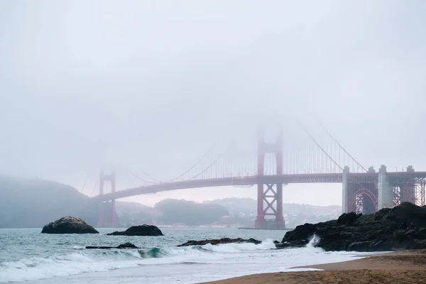 Golden Gate Från Baker Beach Med Dimma Dag — Stockfoto