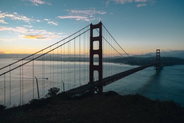 siluet gündoğumu Golden gate köprüsü üstünde tepe-in görünüm noktası San Francisco Ca Usa