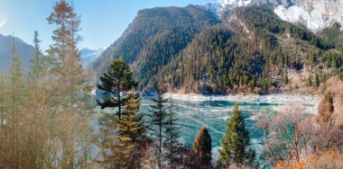 Jiuzhaigou Milli Park Çin'de ünlü