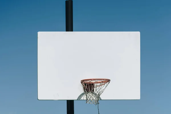 バスケット ボール バスケット ボールのコートはどちらかの端にバスケットと長方形の床から成る演奏の面 — ストック写真