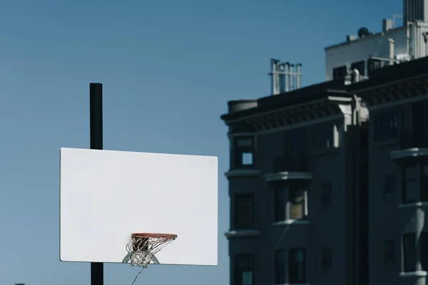 バスケット ボール バスケット ボールのコートはどちらかの端にバスケットと長方形の床から成る演奏の面 — ストック写真