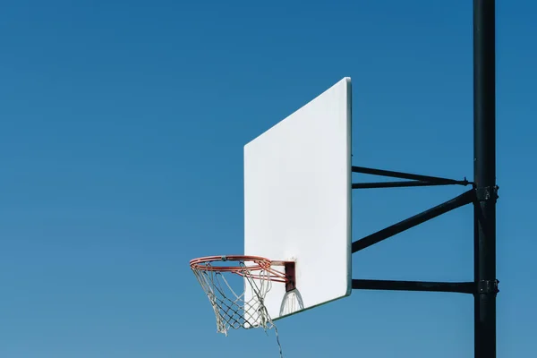 在篮球比赛中 篮球场是打面 由一个长方形的地板和篮子在任何一端 — 图库照片