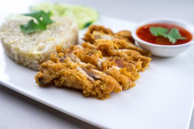 Tayland usulü kızarmış tavuk.