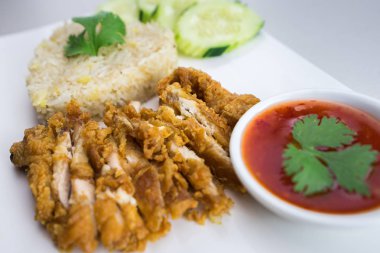 Tayland usulü kızarmış tavuk.