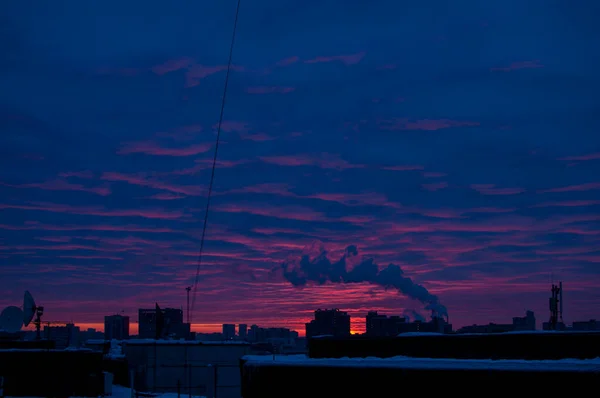 Coucher Soleil Violet Orange Rose Sur Ville Ciel Multicolore Silhouette — Photo