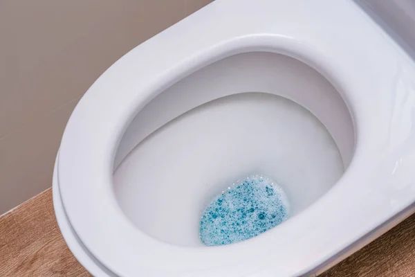 Saubere Toilette Mit Reinigungsmittel Das Konzept Der Hausreinigung Reinigungsservice lizenzfreie Stockfotos