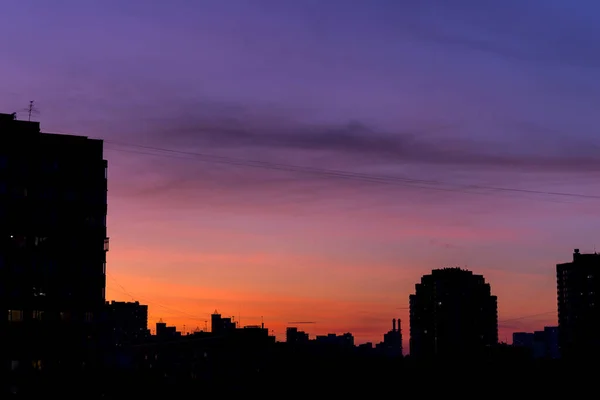 Coucher Soleil Violet Orange Rose Sur Ville Ciel Multicolore Silhouette — Photo