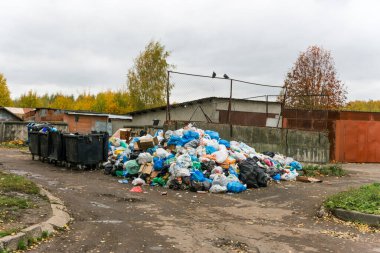 Çöp tenekeleri taşmış. Gezegenin ekolojisine çöplerle zarar vermek
