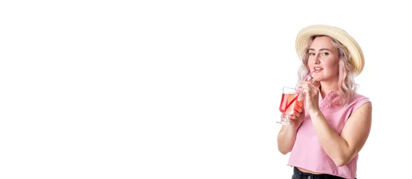 Uma Menina Loira Blusa Rosa Chapéu Palha Com Coquetel Vermelho — Fotografia de Stock