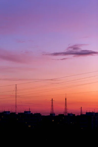 Roze Oranje Paarse Zonsondergang Boven Stad Veelkleurige Lucht Zwart Silhouet — Stockfoto