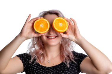 Siyah bluzlu, elinde portakallarla gülümseyen sarışın kız. Sağlıklı beslenme kavramı vejetaryen ve vejetaryendir. Beyaz bir arkaplanda izole edilmiş