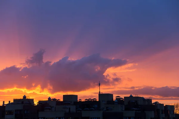 Coucher Soleil Violet Orange Rose Sur Ville Ciel Multicolore Silhouette — Photo