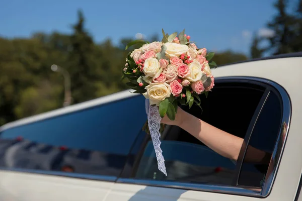 Bride Waves Bouquet White Limousine Concept Wedding Traditions — Stock Photo, Image