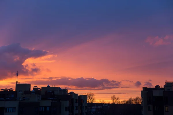 Coucher Soleil Violet Orange Rose Sur Ville Ciel Multicolore Silhouette — Photo