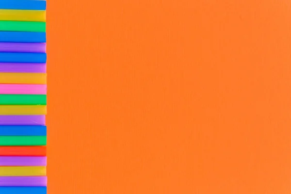 Egy Csík Sok Műanyag Színű Szívószál Rendezett Egy Sorban Narancssárga — Stock Fotó