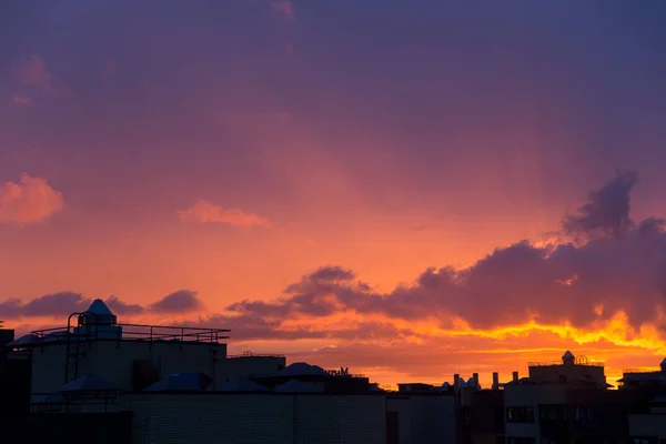 Pôr Sol Roxo Cor Rosa Sobre Cidade Céu Multicolorido Silhueta — Fotografia de Stock