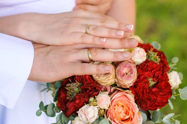 Händerna Bruden Och Brudgummen Med Ringar Vikta Bukett Bröllop Koncept — Stockfoto