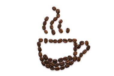 Bir sürü kahve çekirdeğinden buhar çıkan bir fincan resmi. Beyaz bir arkaplanda izole edilmiş