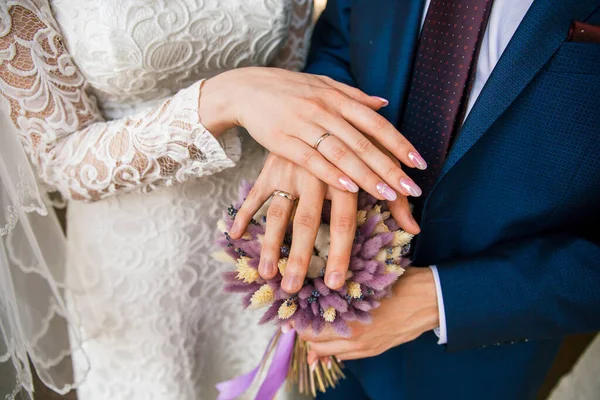 Руки Нареченого Нареченого Кільцями Складеними Букет Весільна Концепція — стокове фото