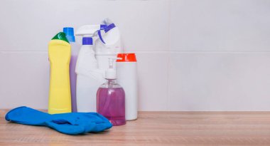 Banyo, mutfak, ev, yer, bulaşık için geniş bir deterjan seti. Ev temizliği kavramı