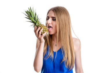 Parlak mavi kotlu bir kız ve elinde ananas olan bir bluz.