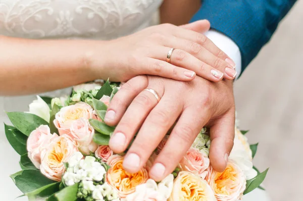 Hands Bride Groom Rings Folded Bouquet Wedding Concept — Stock Photo, Image