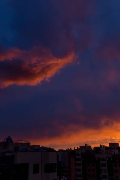 Coucher Soleil Violet Orange Rose Sur Ville Ciel Multicolore Silhouette — Photo