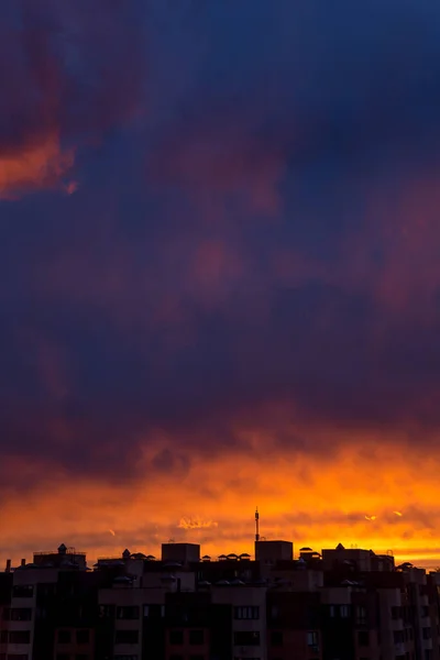 Coucher Soleil Violet Orange Rose Sur Ville Ciel Multicolore Silhouette — Photo