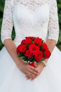 Güzel gelin kırmızı buketi. Düğün konsepti, gelenekler