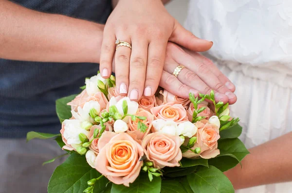 Hands Bride Groom Rings Folded Bouquet Wedding Concept — Stock Photo, Image