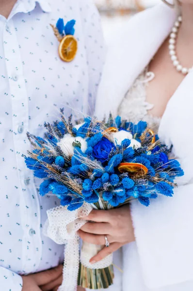 Piękny Niebieski Bukiet Ślubny Panna Młoda Pan Młody Koncepcja Ślubu — Zdjęcie stockowe