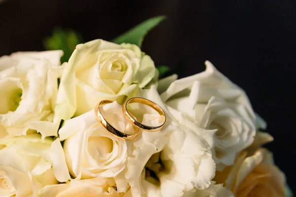 Wedding Rings Bride Groom Background Bouquet Wedding Concept — Stock Photo, Image