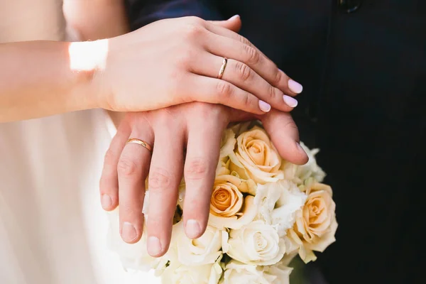 Руки Нареченого Нареченого Кільцями Складеними Букет Весільна Концепція — стокове фото