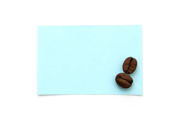 Burla de notas azules y granos de café aislados sobre un fondo blanco — Foto de Stock