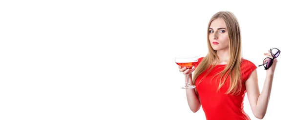 Una chica con un vestido rojo con un cóctel rojo y gafas de sol. Feliz jovencita descansando con alcohol — Foto de Stock